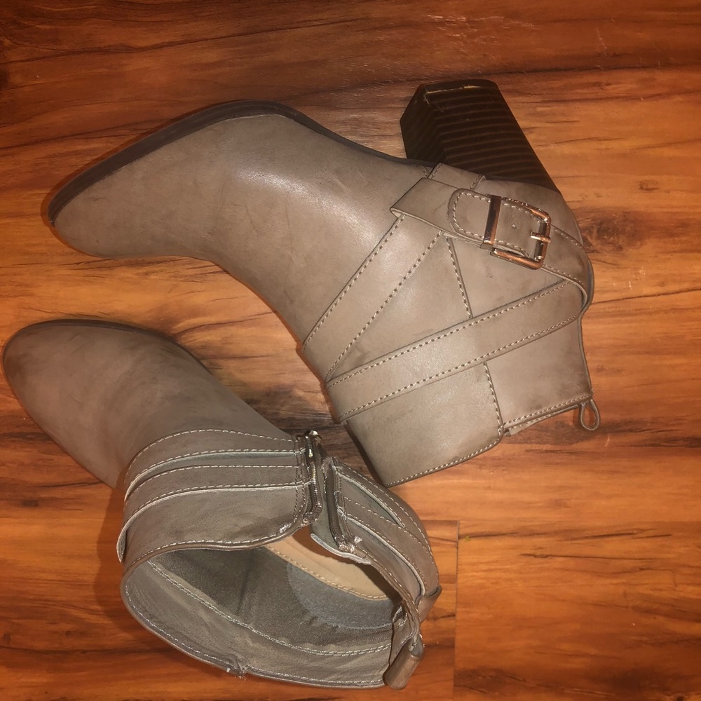 Express boots size 8